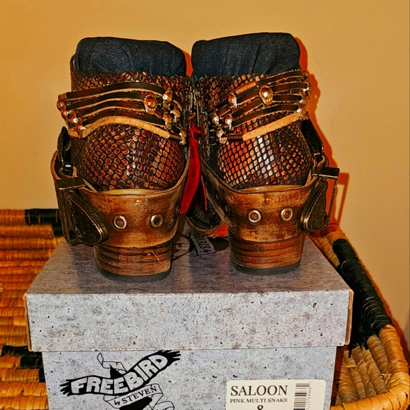 Freebird saloon pink multi snake size 8 worn twice in great condition. - Picture 5 of 5